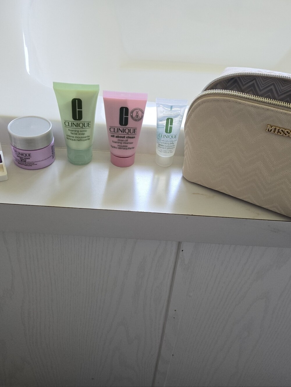 Clinique Lavender Moisturizer Jar with Purple Eyeshadow Palette